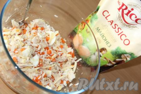 ​​​​​​​Салат посолить по вкусу и перемешать.