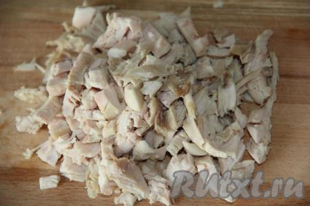 Куриное мясо залить водой, отварить до готовности (на это потребуется минут 25-30 с начала закипания воды) и остудить в бульоне. Затем, если есть косточки, удалить их. 250 грамм варёного куриного мяса нарезать на небольшие кубики (или порвать на волокна).