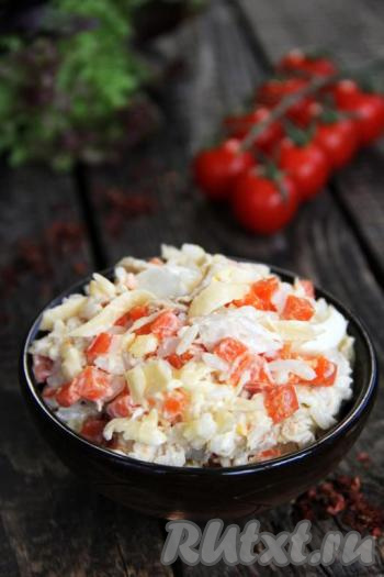 Непосредственно перед подачей заправить майонезом, а затем сразу подать к столу сытный, аппетитный салат, приготовленный из курицы с добавлением моркови, сыра, яиц и риса. Уверена, нежный вкус этого блюда понравится многим!
