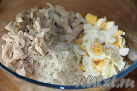 Соединить рис, курицу, яйцо.