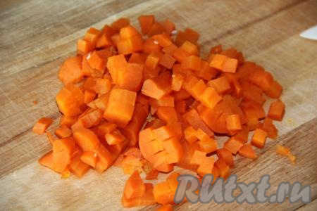 Морковь тщательно вымыть, отварить в кожуре до готовности (морковка варится минут 25 с начала кипения воды в кастрюле), затем остудить, почистить и нарезать на мелкие кубики.