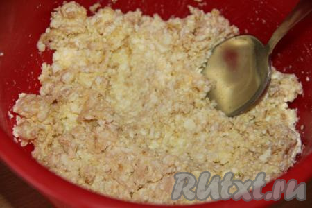 Хорошо перемешать ещё раз, творожно-овсяная масса получится густой, она будет хорошо держать форму при формировании сырников.