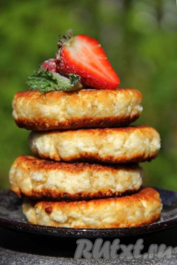 Вкусные и пышные сырники, приготовленные из творога с добавлением овсяных хлопьев, можно сразу подавать к столу, дополнив их вареньем, сметаной или сгущённым молоком. Уверена, такие сырнички понравятся всей семье!