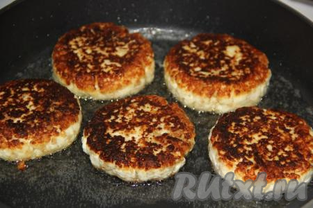 Жарить творожно-овсяные сырники до золотистого цвета  с двух сторон на среднем огне.