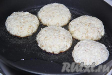 Сформировать круглые сырники и выложить их на сковороду, хорошо разогретую с растительным маслом.