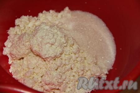 Соединить творог и сахар, по желанию, можно всыпать щепотку ванилина, а затем перемешать вилкой. Творог можно использовать любой жирности.