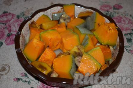 Переворачиваем кусочки тыквы, хурмы и банана на другую сторону. Поливаем тыкву и фрукты сиропом, образовавшимся внутри формы, и отправляем в духовку ещё на 20 минут, температуру делаем 180 градусов.