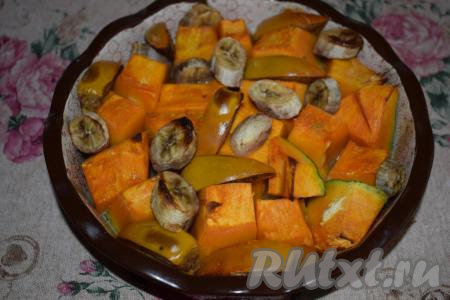 Запекаем тыкву с&nbsp; фруктами при температуре 200 градусов, примерно, 40 минут. Достаём десерт из духовки, он уже на этой стадии будет чудесно пахнуть.