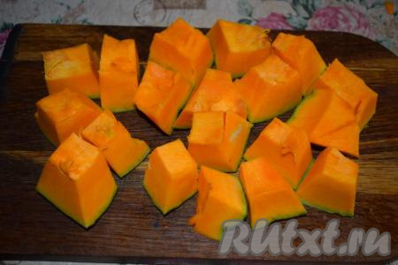 Далее нарежем тыкву на кусочки (я буду готовить тыкву с кожурой, вы же можете её очистить - это дело вкуса).