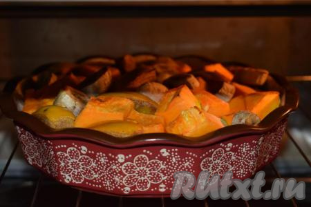 Отправляем форму с нашим десертом в холодную духовку, чтобы керамическая форма не раскололась. Если у вас металлическая форма, то духовку можно предварительно разогреть.