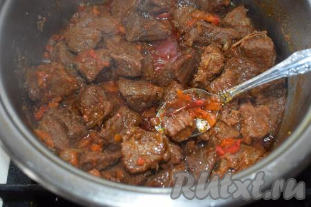 Проверяем готовность говядины - если&nbsp;мясо при надавливании на него кончиком ложки прекрасно отделилось от кусочка, значит говядина готова.