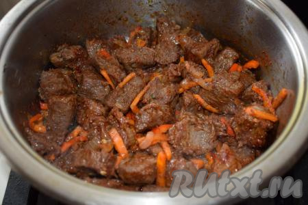 Перемешиваем мясо с овощами и паприкой, обжариваем всё вместе, буквально, 1 минуту.