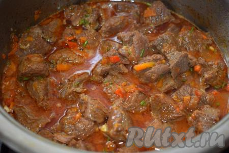 Выключаем огонь. Наша тушёная в кастрюле говядина с овощами полностью готова,&nbsp;она получилась мягкой, нежной, разваристой, а подлива - очень наваристой, ароматной и вкусной.