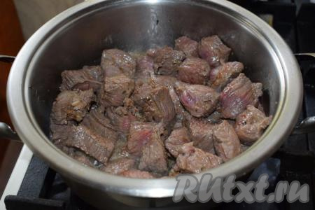 Когда мясо поменяет цвет, уменьшаем огонь и томим его&nbsp;под крышкой, примерно, 15 минут.