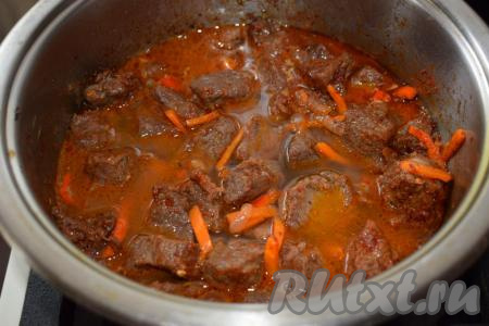 Вливаем воду к говядине с овощами.&nbsp;Воды не должно быть много, она должна немного покрывать кусочки мяса. Пробуем подливу на вкус, солим и перчим по необходимости. Накрываем кастрюлю крышкой и тушим мясо с овощами на медленном огне, примерно, 1 час.