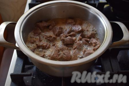 В это время из говядины будет выделяться сок и она будет медленно кипеть в собственном соку. Томим мясо до того момента, пока вся жидкость не выпарится.