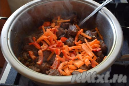 Далее кладём морковь и болгарский перец, жарим говядину с овощами, примерно, 5-6 минут.