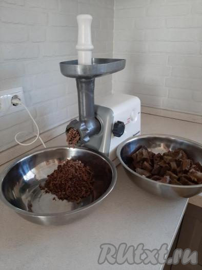 Режем сваренные субпродукты на кусочки, удобные для измельчения в мясорубке. Перекручиваем кусочки субпродуктов в мясорубке. Для фарширования блинов понадобится 600 грамм перекрученного ливера (если у вас ливера получилось больше, его можно заморозить и в последующем использовать в качестве начинки).