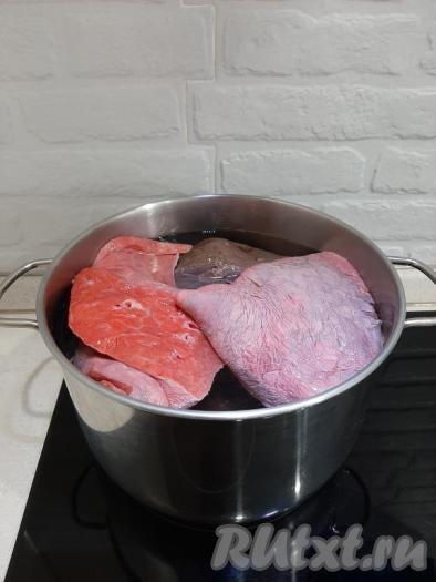 Переложить субпродукты и очищенную луковицу в кастрюлю, полностью залить водой и поставить на огонь. После закипания воды снять пенку, посолить по вкусу, уменьшить огонь и варить, примерно, 1,5 часа.