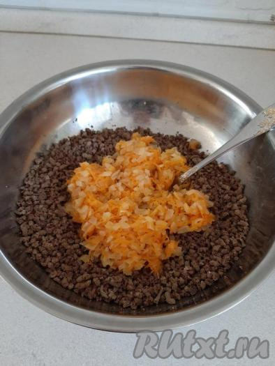 Собираем нашу начинку: в ливер&nbsp;(нам понадобится 600 грамм для начинки) добавляем обжаренные овощи,&nbsp;соль, перец по вкусу и 50 мл процеженного&nbsp;бульона.&nbsp;Бульон добавляем, чтобы ливер не рассыпался, связался между собой.