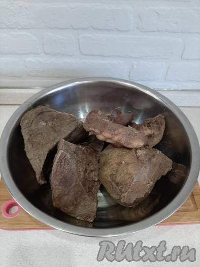 После того как печень, сердце и лёгкое сварятся,&nbsp;вытаскиваем их из кастрюли. Бульон выливать не торопитесь, он ещё пригодится для приготовления начинки.