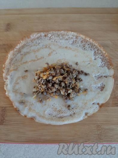 Выкладываем по 1 столовой ложке ливерной начинки на блинчик. Подворачиваем края блина на начинку с двух сторон, а затем сворачиваем блинчик рулетиком.