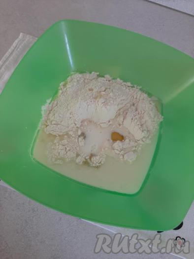 Подогреваем&nbsp;в микроволновке на самой большой мощности в течение 1 минуты 500 миллилитров молока. Выливаем молоко в миску, добавляем 3 яйца, 60 мл подсолнечного масла, щепотку соли, 1 чайную&nbsp;ложку&nbsp;сахара и 175&nbsp;грамм муки.