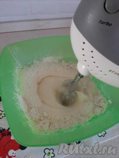 Перемешиваем содержимое миски до однородности миксером (или венчиком) и даём&nbsp;тесту&nbsp;постоять 15 минут.