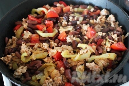 Сытное, вкусное блюдо - красная фасоль с мясом - готово.