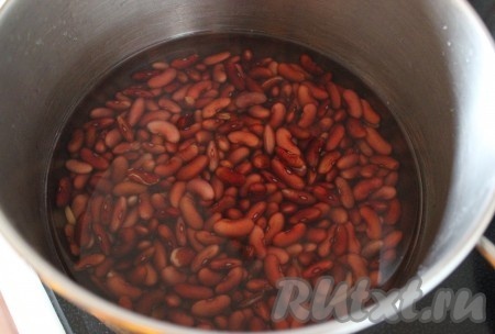 Вымоченную фасоль варите примерно 1 час на среднем огне и за это время можно приготовить фарш и потушить овощи.