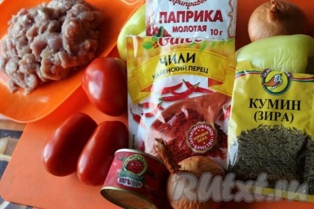 Подготовьте фарш, овощи и специи.
