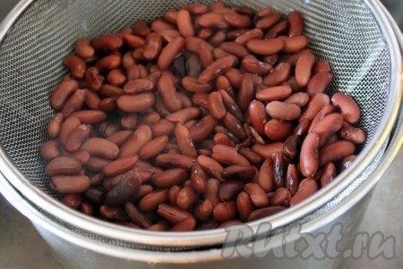 Готовую фасоль откиньте на дуршлаг.