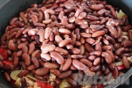 Добавьте красную фасоль к мясному фаршу с овощами.
