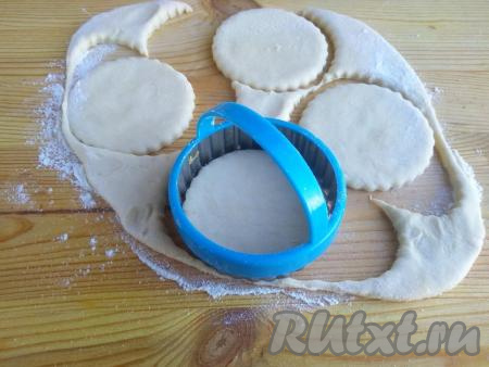 По прошествии времени достать тесто из холодильника и раскатать в пласт толщиной 3-4 мм. Выемкой для печенья диаметром 9 см (или подходящей по диаметру чашкой) вырезать круглые заготовки.