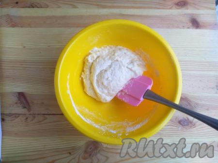 Замешивать тесто вначале лопаткой.