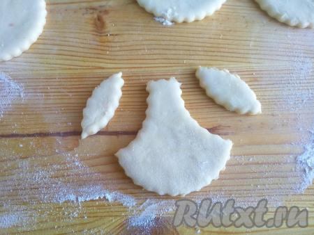 Одна отрезанная часть - будет нос, вторую отрезанную часть будем использовать для оформления ушей, а оставшаяся часть станет мордочкой быка.