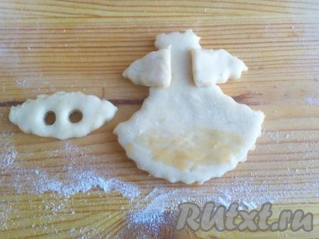 Места соединения смазать взбитым яйцом. Выложить подготовленные ушки&nbsp;и нос.