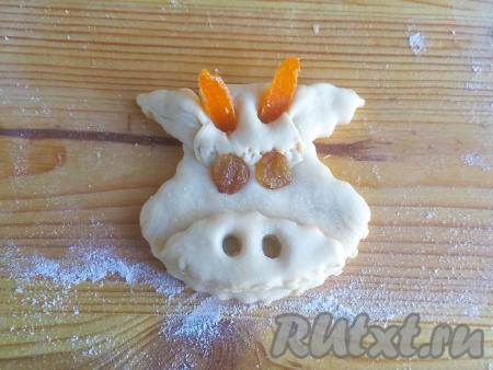 Выложить из изюма&nbsp;глаза. Курагу нарезать небольшими кусочками, замочить на 5 минут в горячей воде и обсушить. Вставить рожки из кураги.