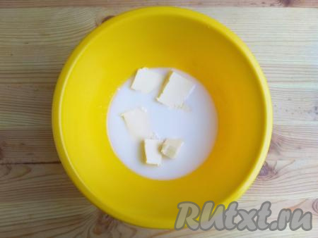 Сливочное масло нарезать небольшими кусочками, выложить в миску, добавить молоко.&nbsp;Нагреть&nbsp;массу в микроволновке в течение 2 минут на максимальной мощности.