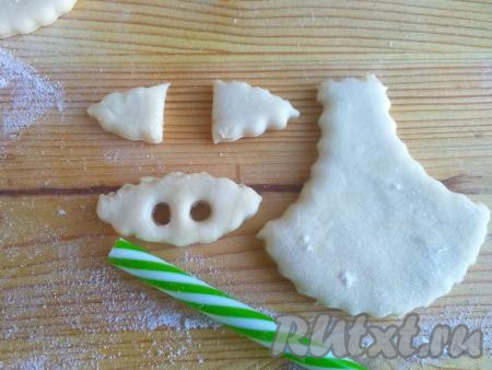 В одной отрезанной части с помощью коктейльной трубочки выдавить ноздри, вторую отрезанную часть разрезать пополам - это будут ушки.