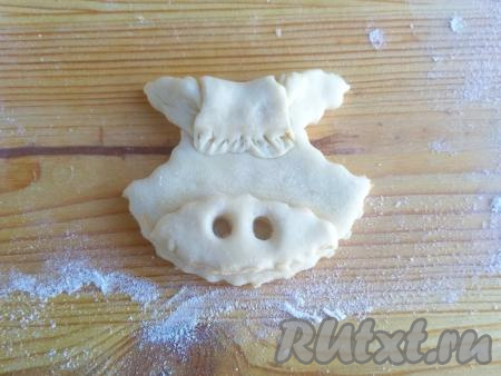 Завернуть верхнюю часть мордочки (над прикреплёнными ушами) на уши&nbsp;и&nbsp;прижать завёрнутый край при помощи&nbsp;зубочистки (или вилки), как на фото.