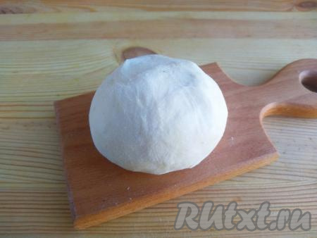После того как масса начнёт собираться в комок, выложить её на твёрдую поверхность, присыпанную мукой, и продолжить замес руками. Постепенно увеличивая нажим и добавляя оставшуюся муку, вымесить тесто. Оно должно быть не липким и мягким, как мочка уха. Тесто завернуть в пищевой пакет и оставить на 30 минут в холодильнике.