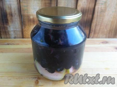 Вскипятить 1 литр воды. Банку с виноградом и яблоками залить кипящей водой до самого верха, прикрыть крышкой и оставить на 15 минут для прогревания фруктов и ягод.