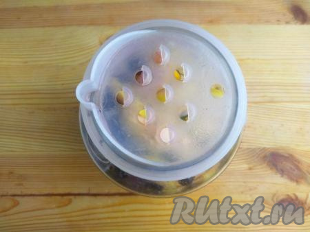 По прошествии 15 минут слить настой из банки в кастрюлю (для того чтобы виноград и яблоки из банки не попали в кастрюлю, удобно вначале на банку надеть крышку с отверстиями, а затем слить настой из банки в кастрюлю).