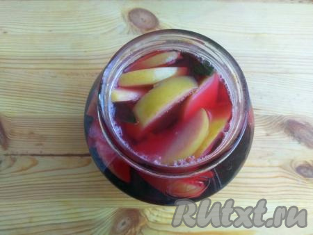 Горячий сироп влить в банку с виноградом и яблоками, заполняя баночку до самого горлышка, сразу закрутить (или закатать) крышкой. Перевернуть заготовку, поставив на крышку, укутать и оставить до полного остывания.