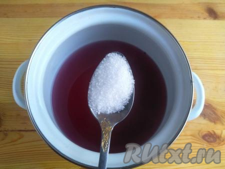 В кастрюлю с настоем добавить сахар, перемешать, поставить на огонь, дать закипеть, а затем проварить сироп 2-3 минуты, чтобы весь сахар растворился.