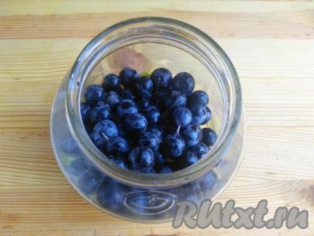 Виноград промыть, снять с веточек. Выложить ягоды в банку.