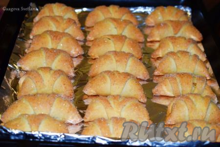 Готовые рогалики получаются нежно-золотистыми, с чудесным ароматом свежей выпечки.