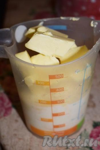 В ёмкость, пригодную для СВЧ, наливаем молоко, кладём маргарин, нарезанный на кубики, и отправляем в микроволновку на 1 минуту. За это время молоко станет тёплым, а маргарин расплавится до мягкого состояния, молочно-масляная смесь не должна получиться горячей, её температура не должна превышать 40 градусов.