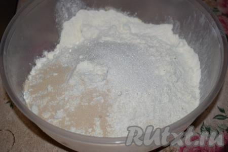 Замесим быстрое дрожжевое тесто, для этого в миску насыпаем 450 грамм муки, добавляем дрожжи и ванилин. Кладём сахар (сахар можно вовсе не класть в тесто, так как, благодаря повидлу и сладкой посыпке, выпечка получается сладкой, вкусной и без добавления сахара, однако именно добавление сахара в тесто позволяет придать рогаликам большую румяность) и соль, перемешиваем мучную смесь.